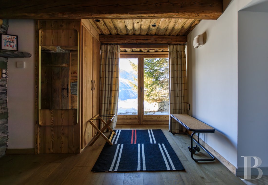 En Savoie, dans un hameau de la vallée de la Tarentaise, un grand chalet traditionnel rénové avec soin - photo  n°26